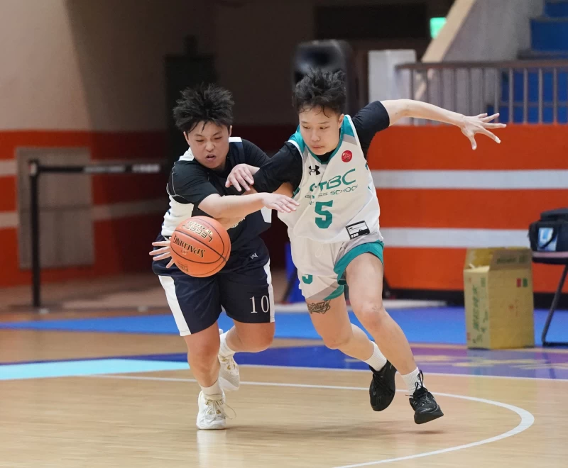 世新李盈潔(左)與中信邱群琋(右)爭球。大專體總提供