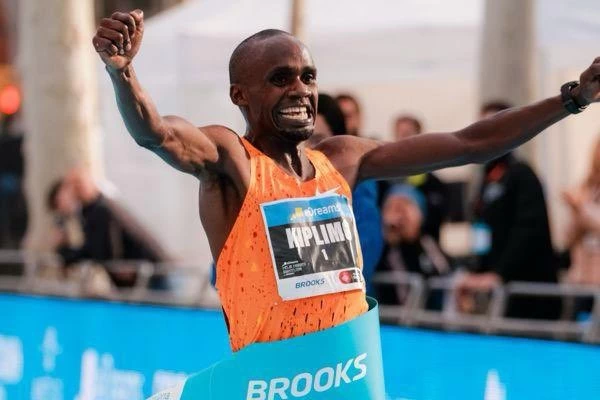 烏干達選手基普利莫(Jacob Kiplimo)跑出56分42秒的驚人成績打破了半程馬拉松的世界紀錄。摘自世田推特