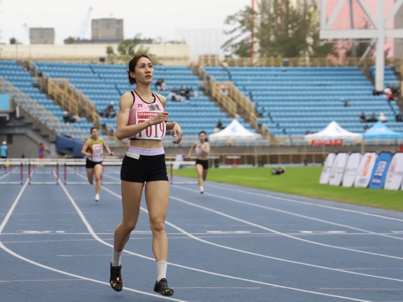 跨欄女神羅佩琳（濰視眼科）以1:00.82刷新大會紀錄。查爾斯運動提供