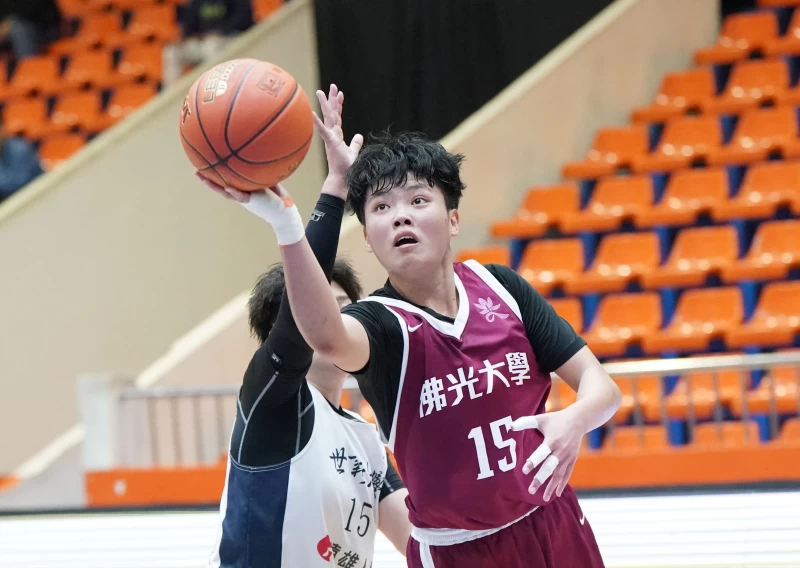 佛光大學陳丁綺貢獻32分13籃板,本季單場得分二度來到30大關且刷新個人UBA新高。大專體總提供