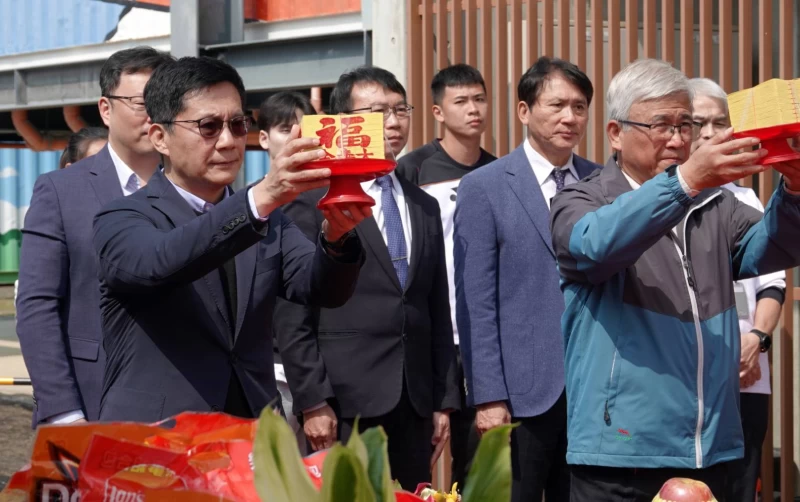 教育部張廖萬堅次長內政部國土管理署游源順總工程司祈福動土大吉施工順利。體育署提供