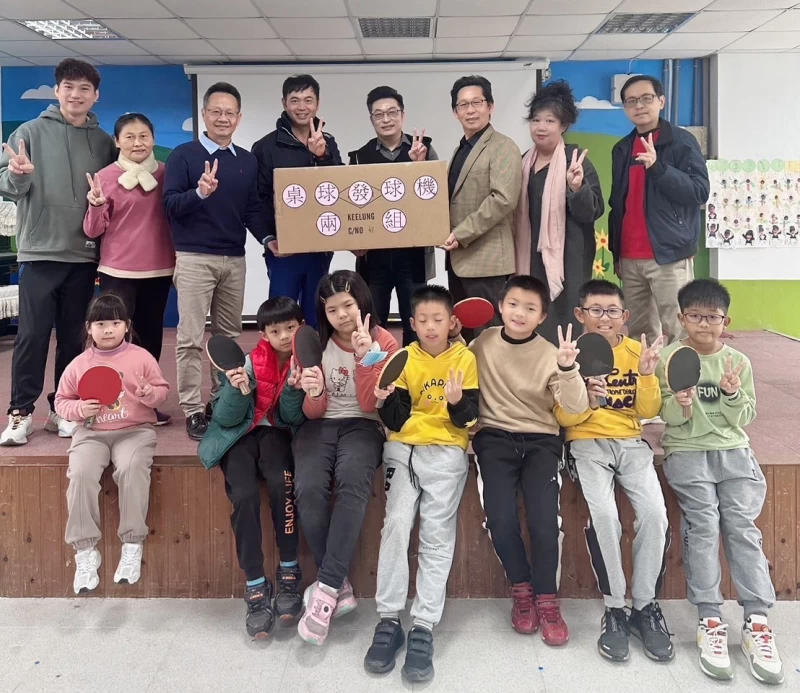 高雄市中山國小桌球隊「愛在滾動」為城郊學校傳愛送資源。高雄市中山國小桌球隊／提供
