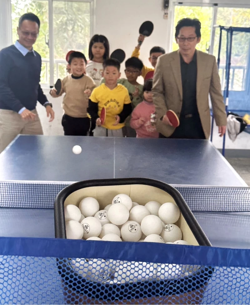 高雄市中山國小陳逸隆校長（著藍外套者）、張錦昌校長皆是運動好手，注重校園運動風氣。高雄市中山國小桌球隊／提供