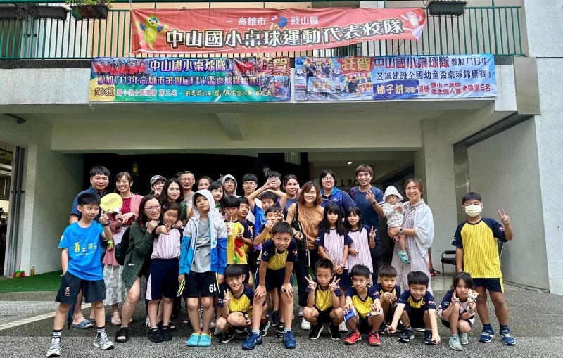 高雄市中山國小桌球隊總動員，在校慶園遊會，為愛義賣。高雄市中山國小桌球隊／提供