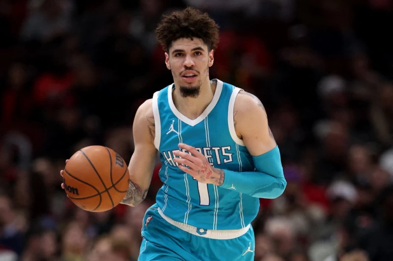 黃蜂隊的「三球」鮑爾(LaMelo Ball)在比賽中表現出色獲27分。法新社