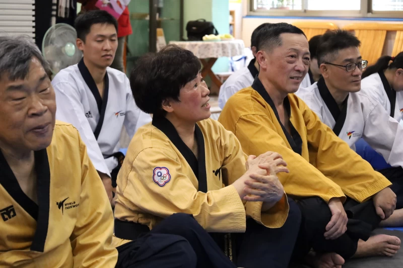 體育署鄭世忠署長與世壯運65歲級組品勢隊曾瑞香女士中等學員對談，瞭解該隊參加世壯運備戰情形及基層社區運動現況，以利全民運動署成立後輔導協助方向。體育署提供