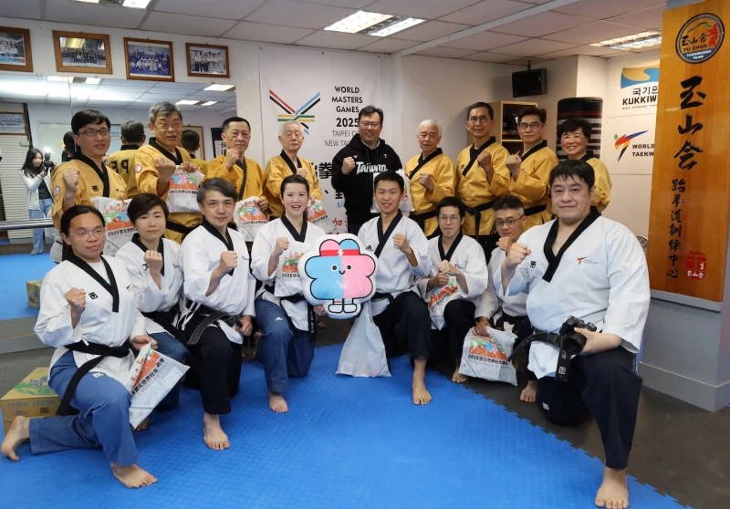 體育署鄭世忠署長與三民跆拳道館學員合影,並預祝隊員參加世壯運賽事順利成功為自己圓夢。體育署提供