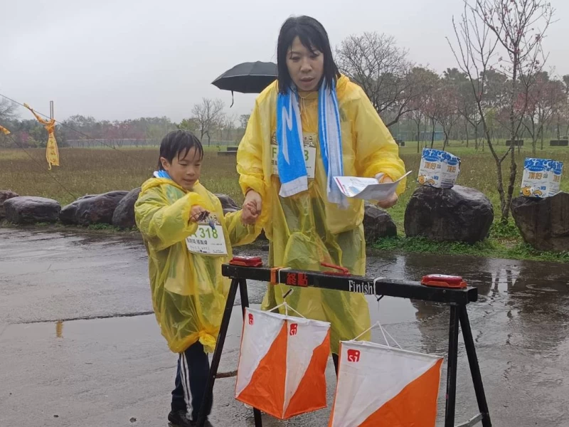 有媽媽不畏雨天帶著6歲兒子完賽。定向越野協會提供