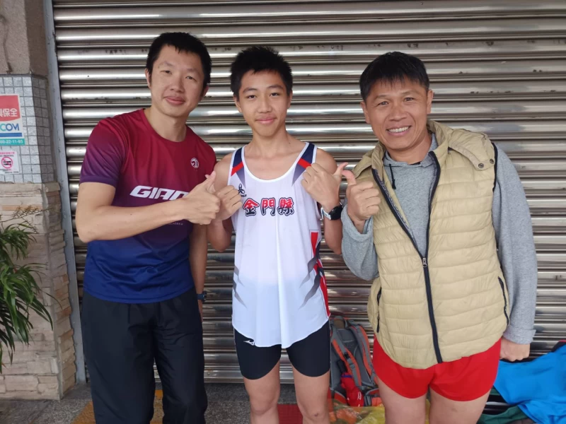 金門16歲小將卓佳賞(中)封王老爸卓正弘(右)和第二名楊晁青。定向越野協會提供