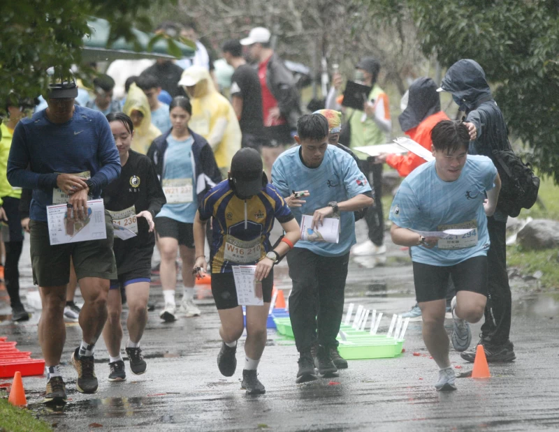 230多名選手在雨天中開跑。定向越野協會提供