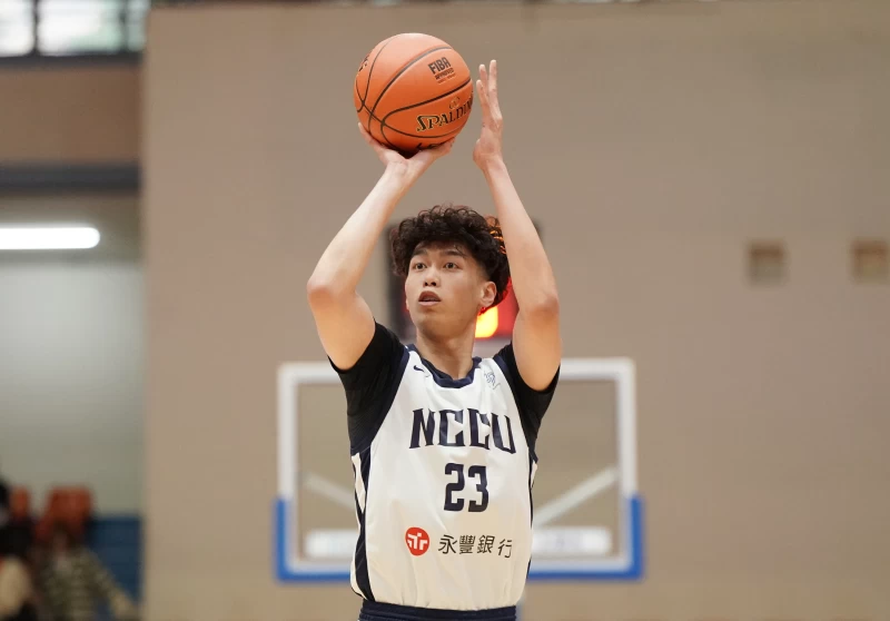 政大吳志鍇16分7籃板。大專體總提供
