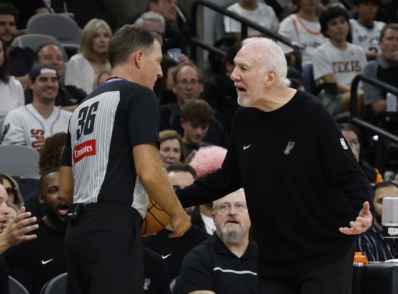 馬刺主帥波波維奇（Gregg Popovich，右）本季將無法回歸執教。法新社