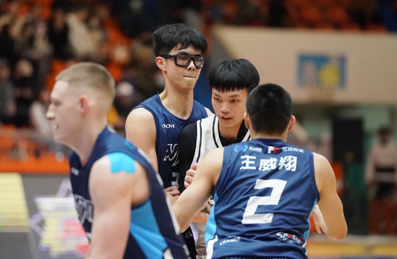 臺藝中鋒張翌鋒(後左)卡位本場攻得11分8籃板。大專體總提供