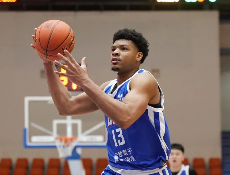 健行史密斯12分15籃板。大專體總提供