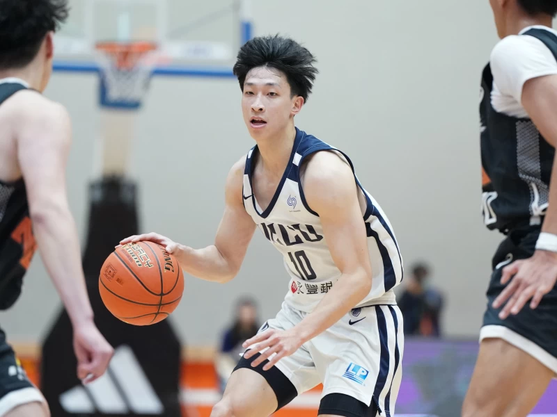 政治大學宋昕澔13分及籃板抄截各6。大專體總提供