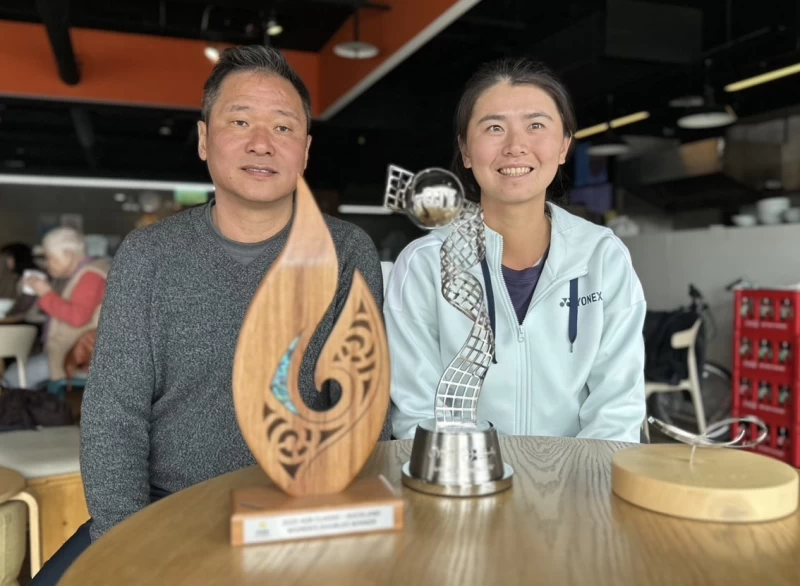 教練李秀明(左)也對吳芳嫺相當有信心。法新社