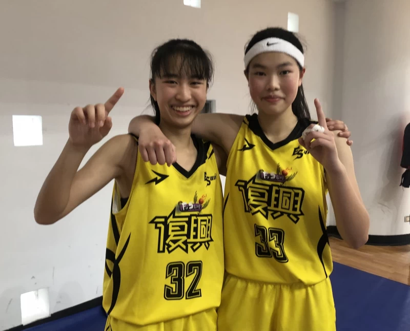 國二雙星許喆縈、秦綺穎搭配4年復興跨季23連勝。高中體總提供