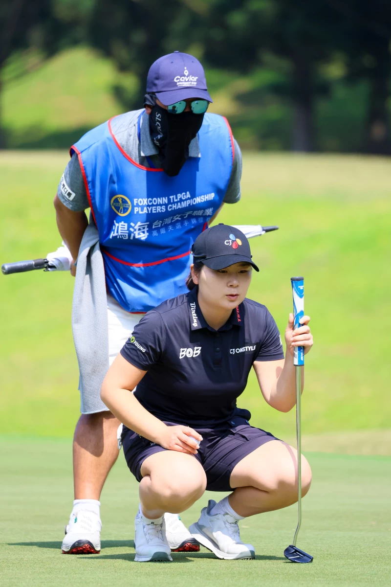 韓國女將洪正旼第二回合狂抓7鳥無柏忌的優異表現，以兩回合總桿134桿-10衝上單獨領先。Tlpga提供／林聖凱攝