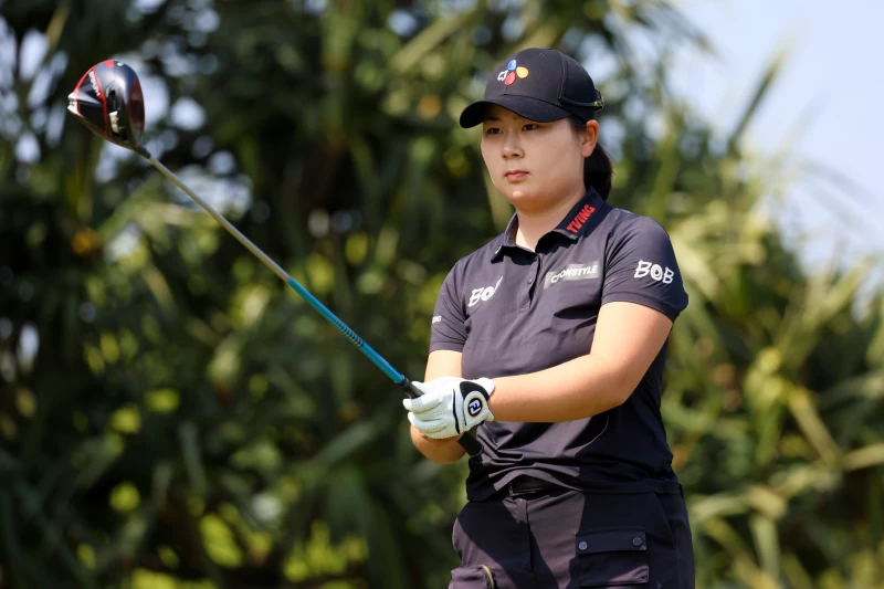 韓國女將洪正旼第二回合狂抓7鳥無柏忌的優異表現以兩回合總桿134桿-10衝上單獨領先。Tlpga提供／林聖凱攝