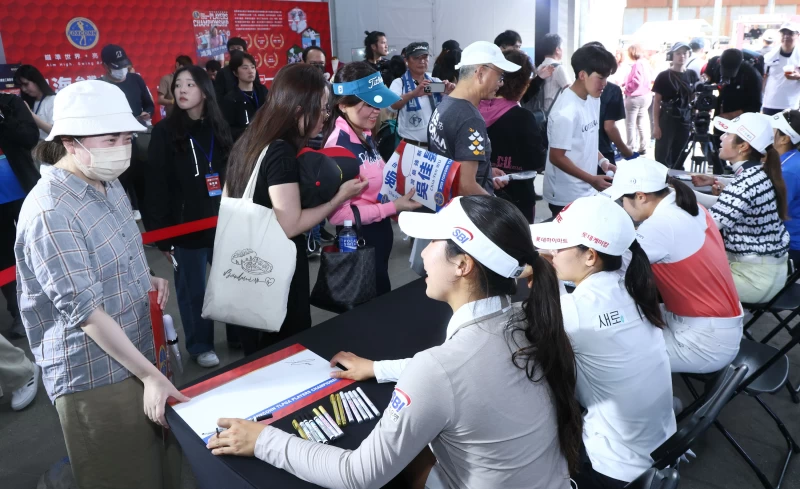 第三回合賽後由鴻海贊助選手吳佳晏、韓國選手李東恩、黃裕敏及日本選手青木瀨令奈佐久間朱莉為觀眾簽名。Tlpga提供／鍾豐榮攝