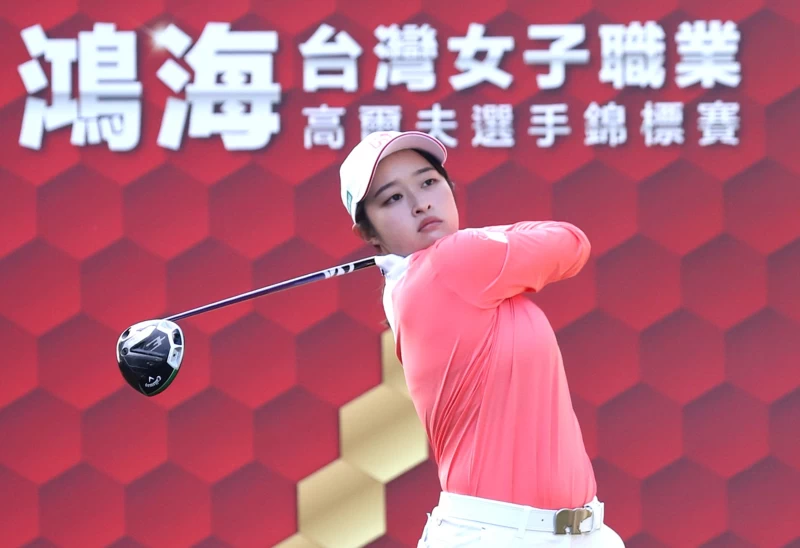 鴻海贊助選手吳佳晏以三回合215桿-1暫並列第20。Tlpga提供／鍾豐榮攝