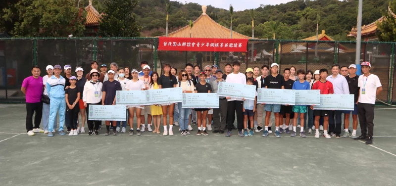 本屆比賽結束後，所有參賽選手和家人以及工作人員合影留念。圓網1416公益信託基金 提供