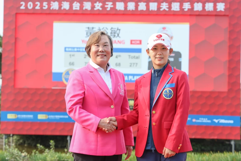 賽事會長 Tlpga劉依貞理事長(左)頒發冠軍外套給黃裕敏。Tlpga提供／葉勇宏攝