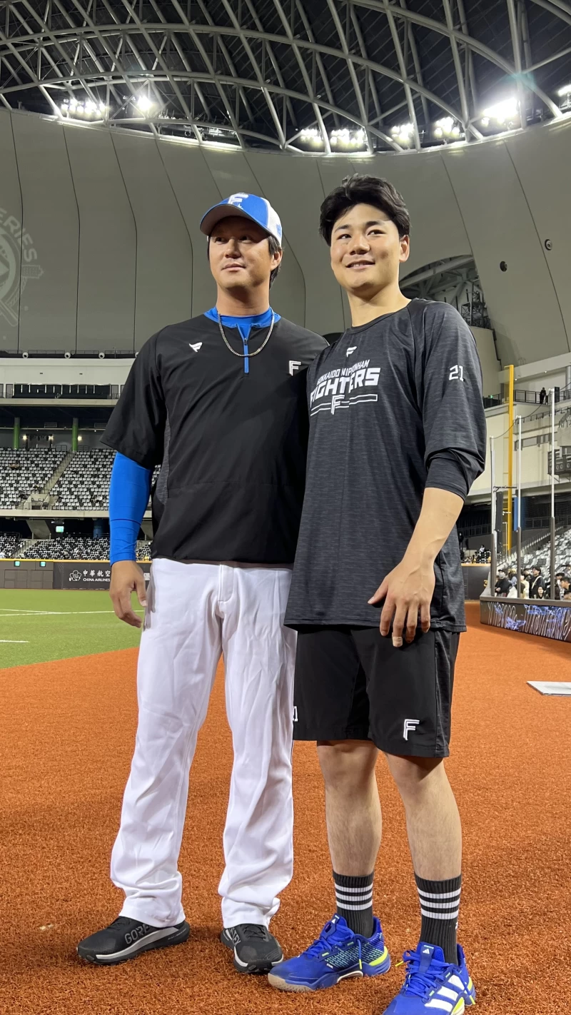 高國輝（左）與清宮幸太郎重逢。吳敏欣攝