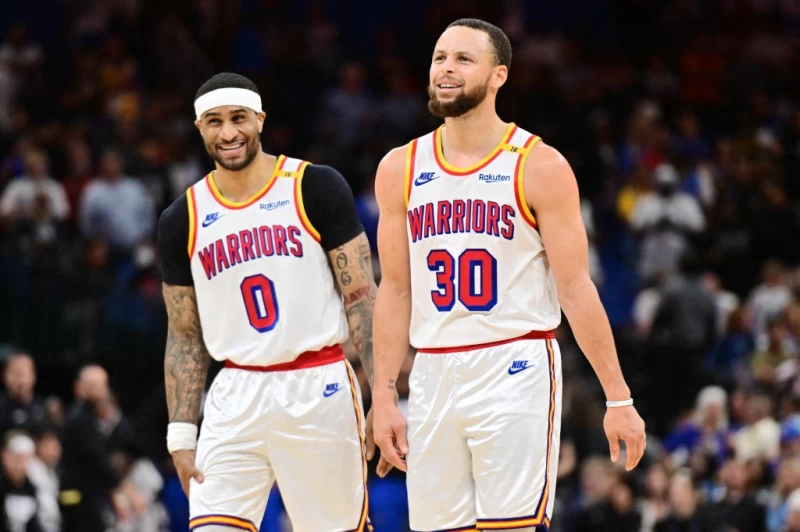 勇士一哥柯瑞（Stephen Curry）在第四節上演單手暴扣美技。法新社