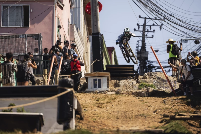台灣越野登山車手江勝山赴智利挑戰 2025 Red Bull ValparaíSo Cerro Abajo為首度挑戰此賽事的台灣車手。Red Bull提供