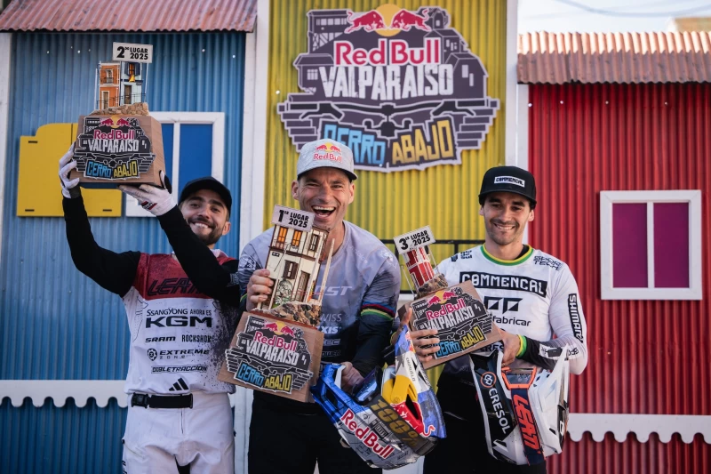 Felipe Agurtotomas Slavik 和 Lucas Borba 在Red Bull Cerro Abajo 賽事中慶祝勝利。Red Bull提供