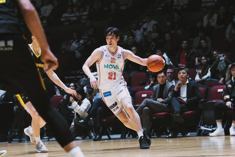 廣島蜻蜓渡部琉攻下16分。Jim攝