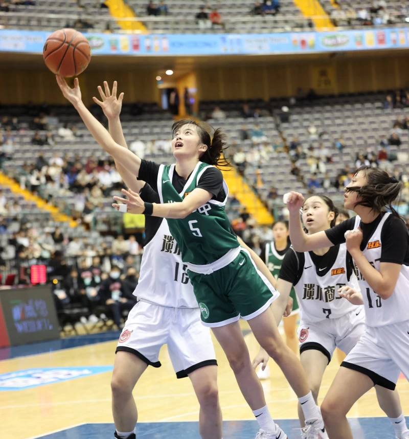 北一女三隊長潘陳家姍13分7籃板4。高中體總提供