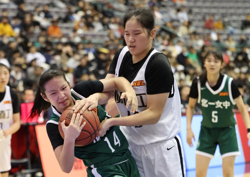 北一女彭郁榛以小搏大。高中體總提供