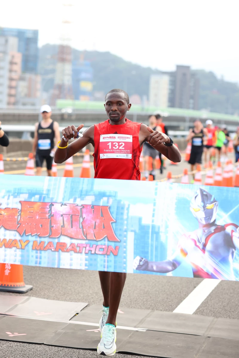 全程馬拉松男子組冠軍Francis Kioko Nzyoki2小時37分00秒。大會提供