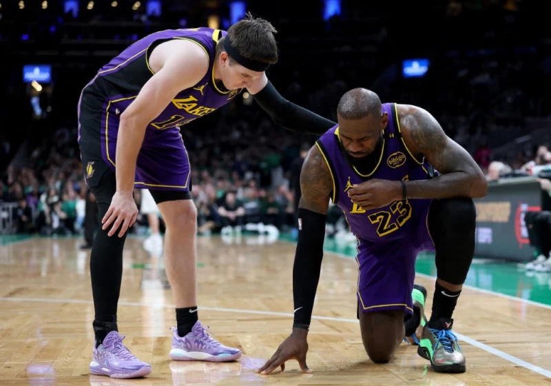 「詹皇」詹姆斯（LeBron James，右）在第四節腹股溝拉傷退場。法新社