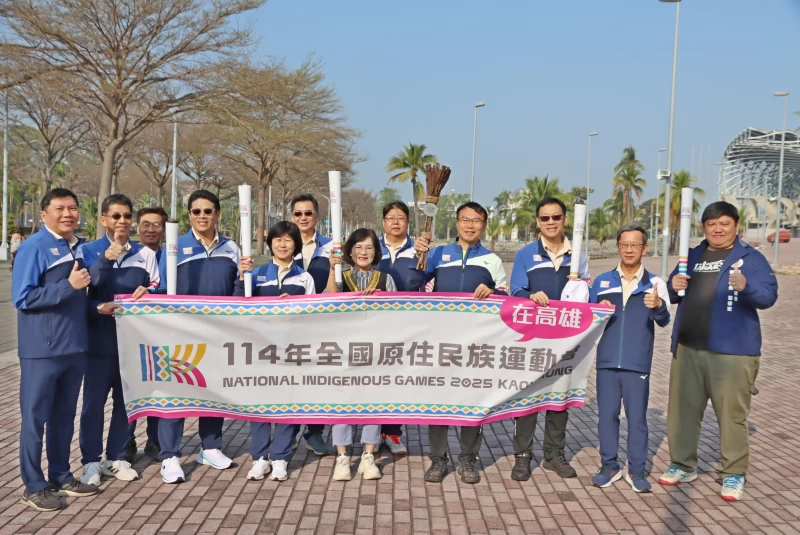 運發局侯尊堯局長於聖火隊出發前合影。高雄運發局提供