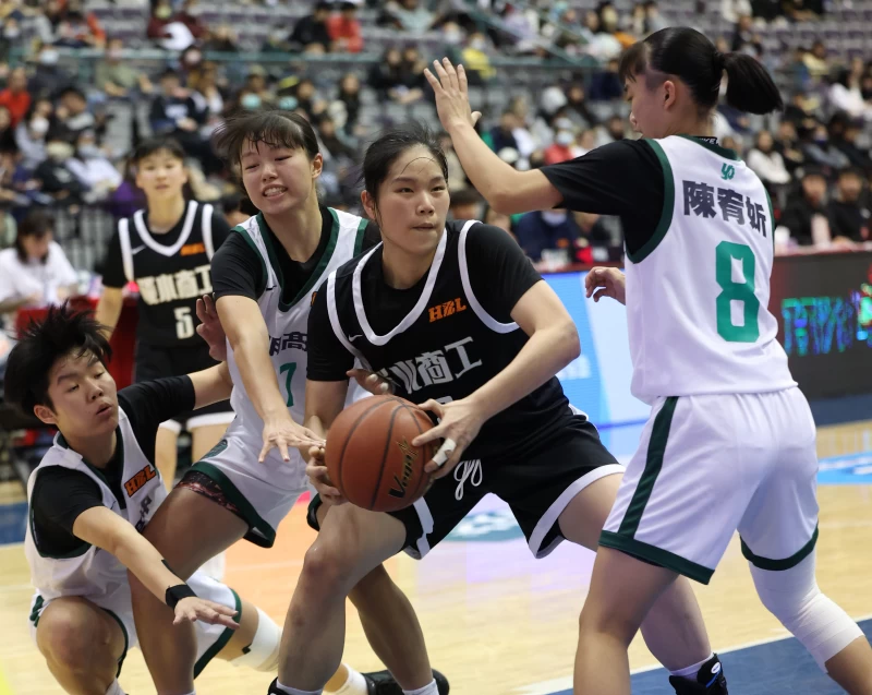 籃板后二連霸淡商廖秀珍。高中體總提供