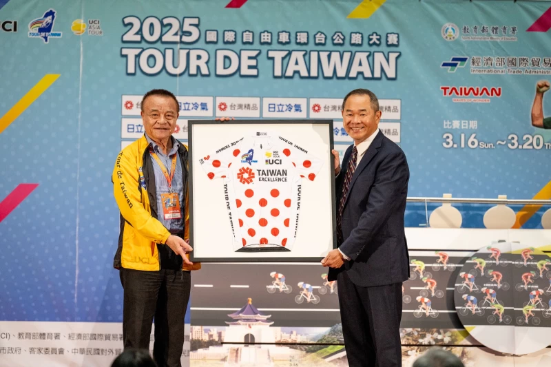 由環台賽李開志執行長(左)頒贈環台賽登山王圓點衫給經濟部國貿署陳新發參事(右)。國際自由車環台賽提供