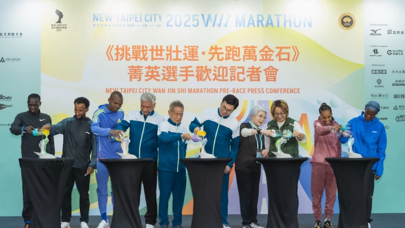 2025新北市萬金石馬拉松菁英選手歡迎會體驗流體藝術創作女王頭獎座。新北市政府體育局提供
