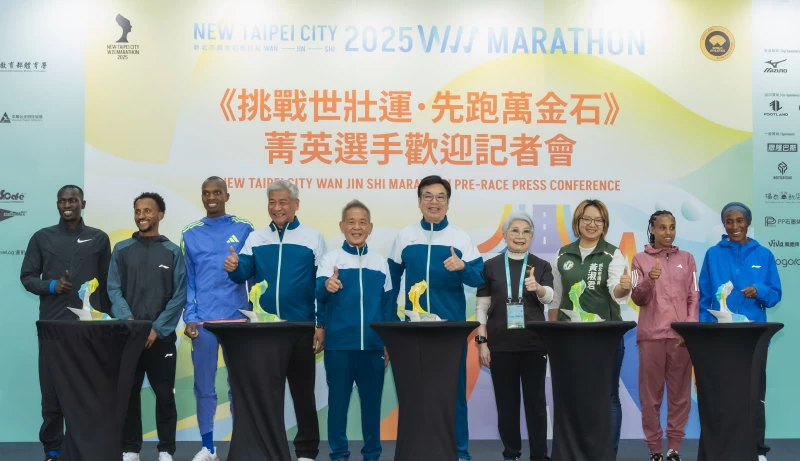 2025新北市萬金石馬拉松菁英選手歡迎會體驗流體藝術女王頭獎座創作。新北市政府體育局提供