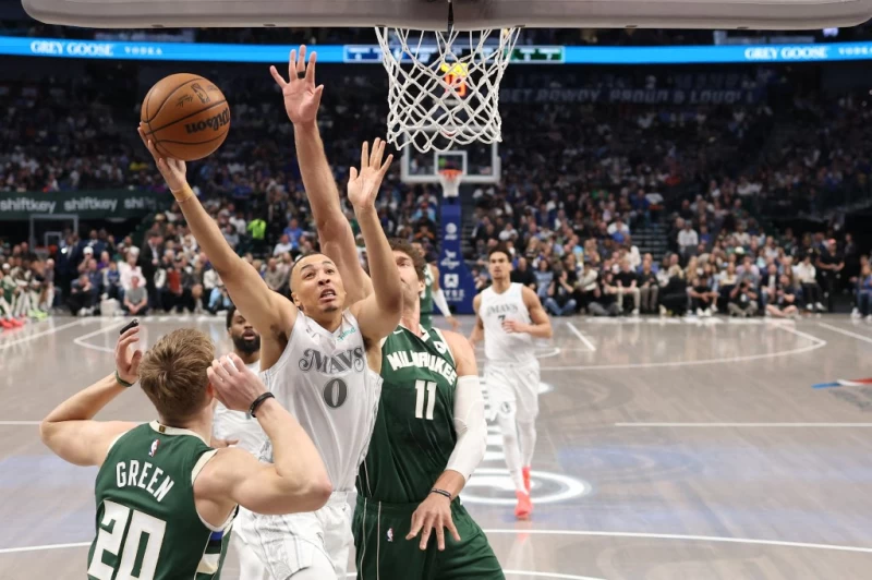獨行俠後場主力艾克森(Dante Exum,中)僅打了7分鐘就遭逢左手掌骨折。法新社