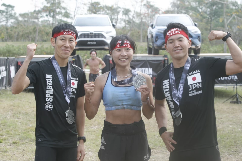 日本菅田崚馬(右1)、台南素人選手王評南(中)再拿下男女總排第一與男子總排第二加藤浩合照。大會提供