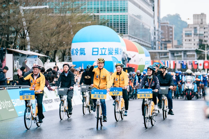 臺北市站由蔣萬安市長領騎出發。國際自由車環台賽提供