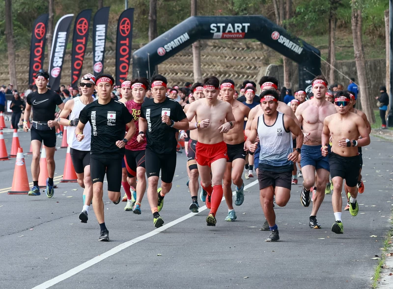 10k super超級賽精英組選手一出發就全力衝刺。大會提供