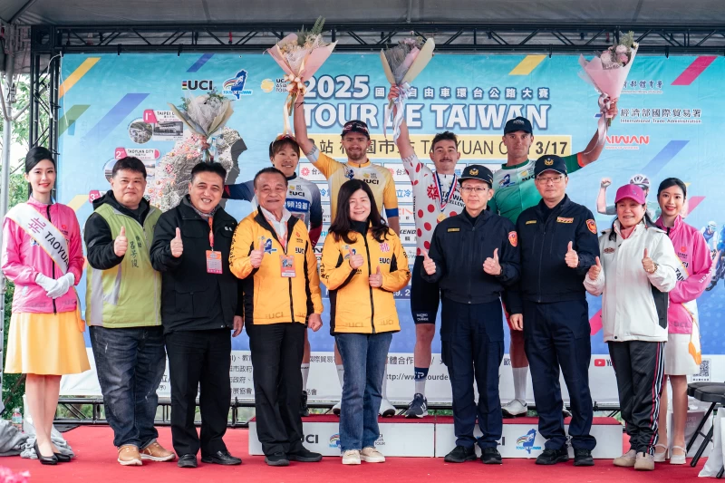 環台賽桃園市站四位冠軍衫得主與頒獎嘉賓合影。國際自由車環台賽提供
