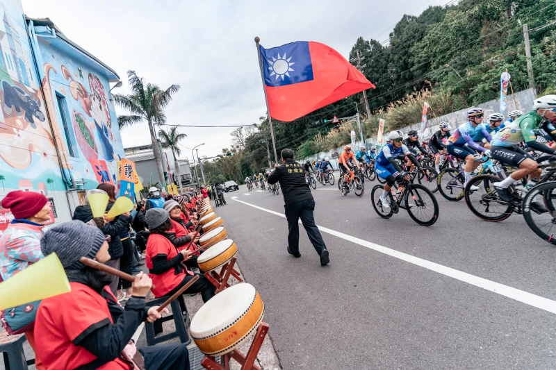 浪漫台三線賽道沿線有超過3000人的加油民眾為選手們加油。國際自由車環台賽提供