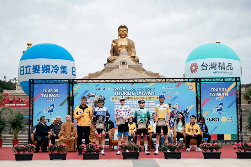 高雄市李懷仁副市長(左1）頒贈四位冠領騎衫選手高雄六龜高山茶伴手禮。國際自由車環台賽提供