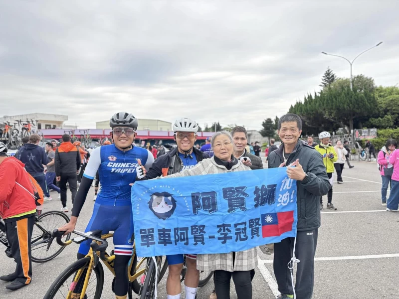 李冠賢(左2)開心與到場幫他加油的岳父和岳母合照。摘自李冠賢臉書