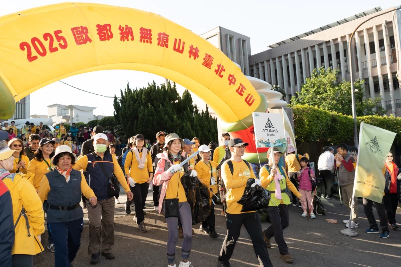 丁小羽與參與者身穿歐都納可回收單一材質設計的活動排汗衫，展現對環保與永續的承諾。大會提供
